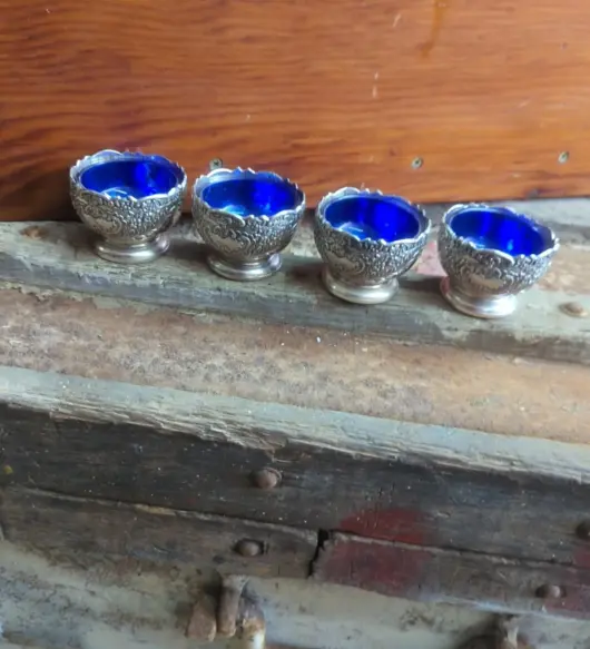 4-Piece FB Rogers Silver-Plated Floral Repose Salt Cellar Set with Cobalt Glass – Vintage