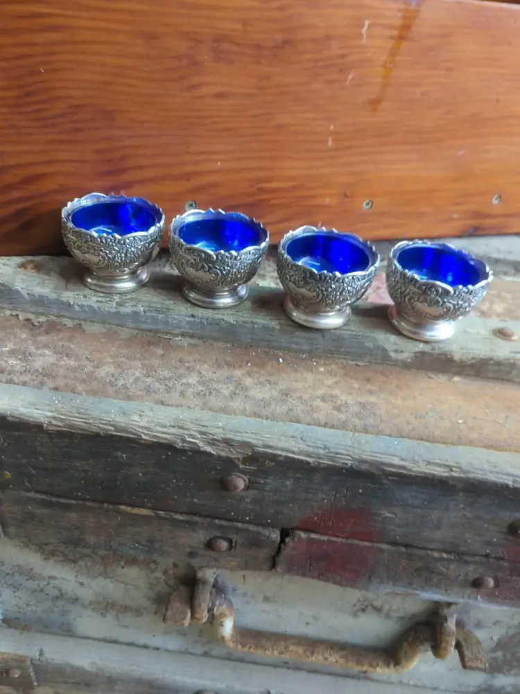 4-Piece FB Rogers Silver-Plated Floral Repose Salt Cellar Set with Cobalt Glass – Vintage