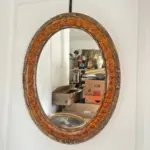 Vintage 1970s Oval Wall Mirror with Wood Frame and Gold Floral Decoration – 48x38 cm